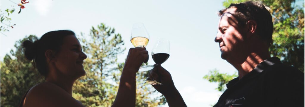 Geraldine Laval et Olivier Jeantet buvant du vin